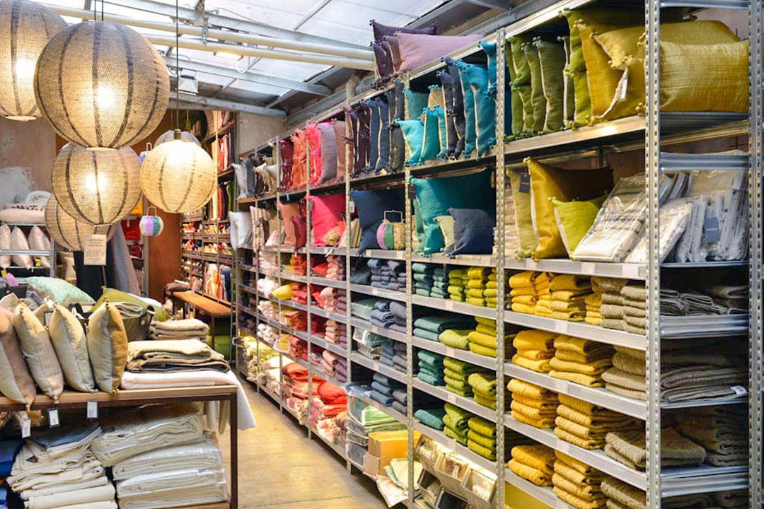 20120225 - Colourful and vibrant lifestyle store equipped with METALSISTEM's boltless Super 1-2-3 shelving series